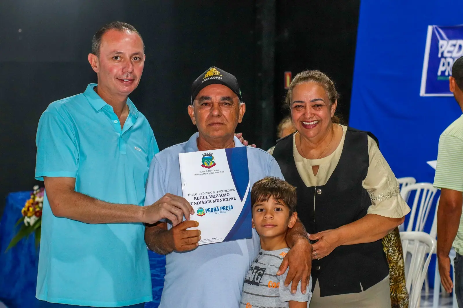Morador de Pedra Preta recebe título definitivo de regularização fundiária durante cerimônia promovida pelo município.