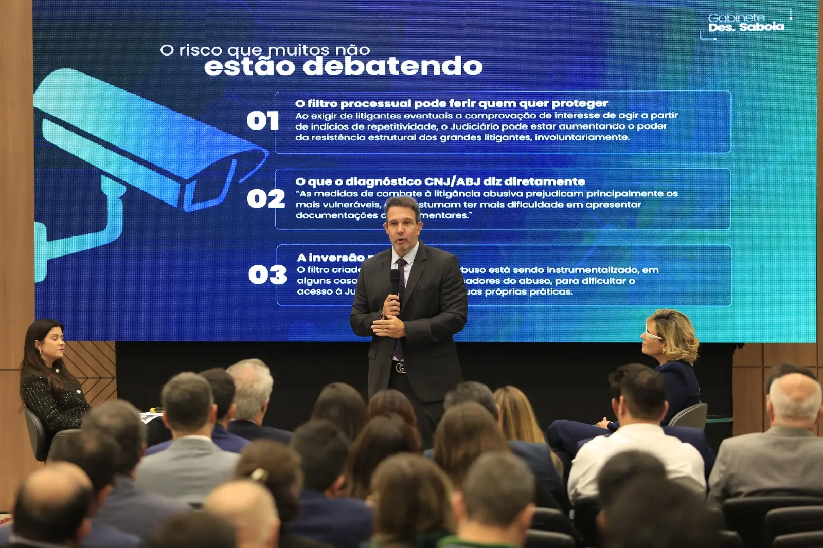  Foto do desembargador Saboia durante apresentação no Painel 1 da audiência pública sobre demandas abusivas no Judiciário.