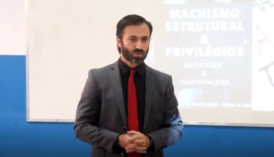 Juiz Marcelo Sousa Melo Bento de Resende apresenta o projeto Homens que Cuidam durante palestra em Barra do Garças.