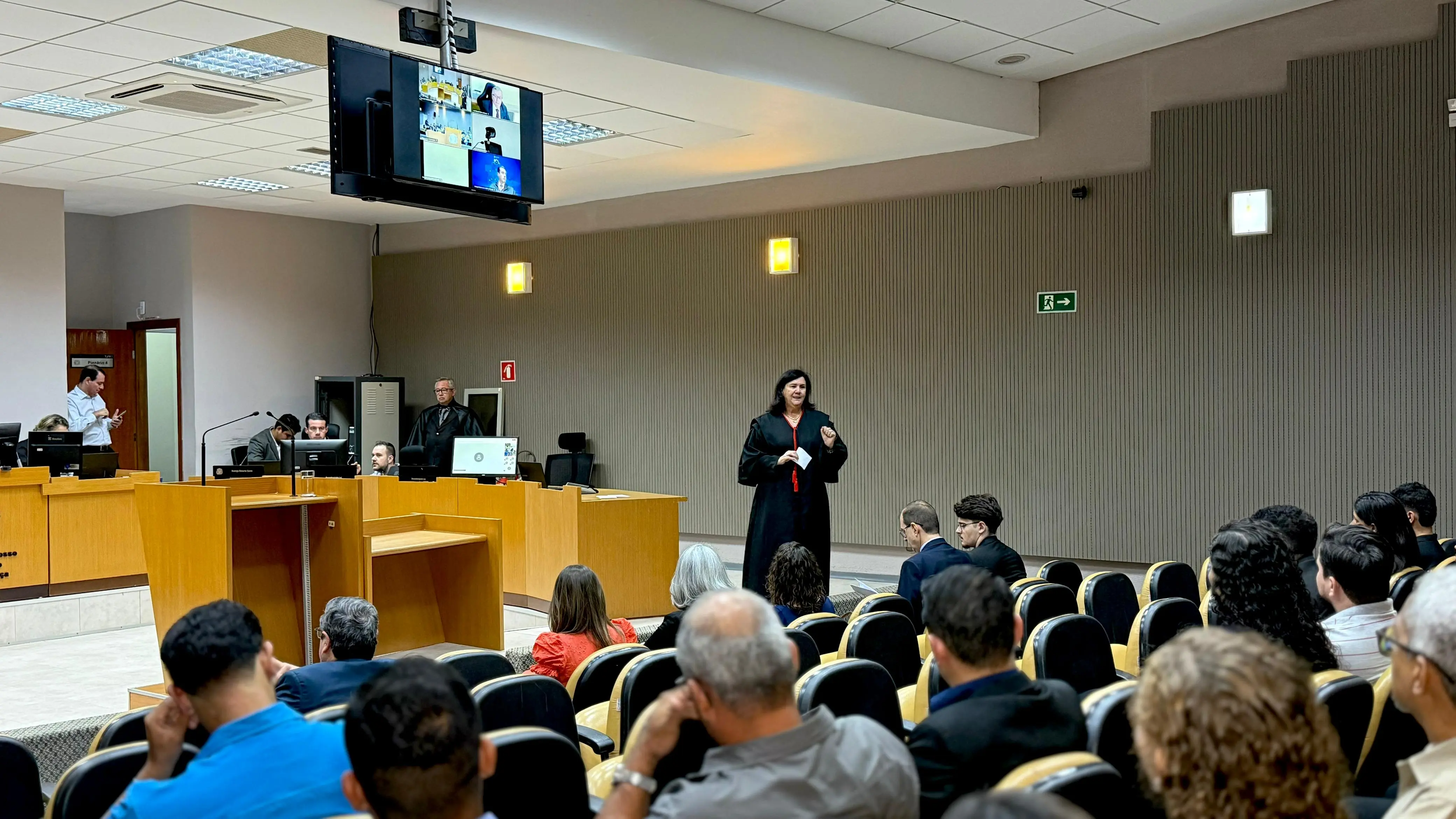 No Plenário, a desembargadora Helena Maria Bezerra Ramos está em pé, usando toga, falando com os estudantes de Direito da Unifacc, que estão sentados na plateia.
