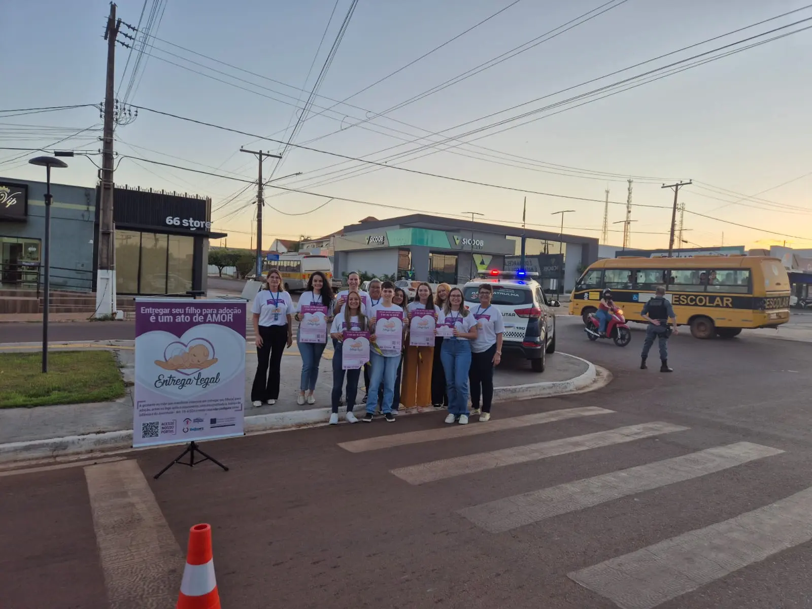 Servidores do Fórum de Marcelândia distribuem folhetos da campanha Entrega Legal em ponto de grande circulação na cidade