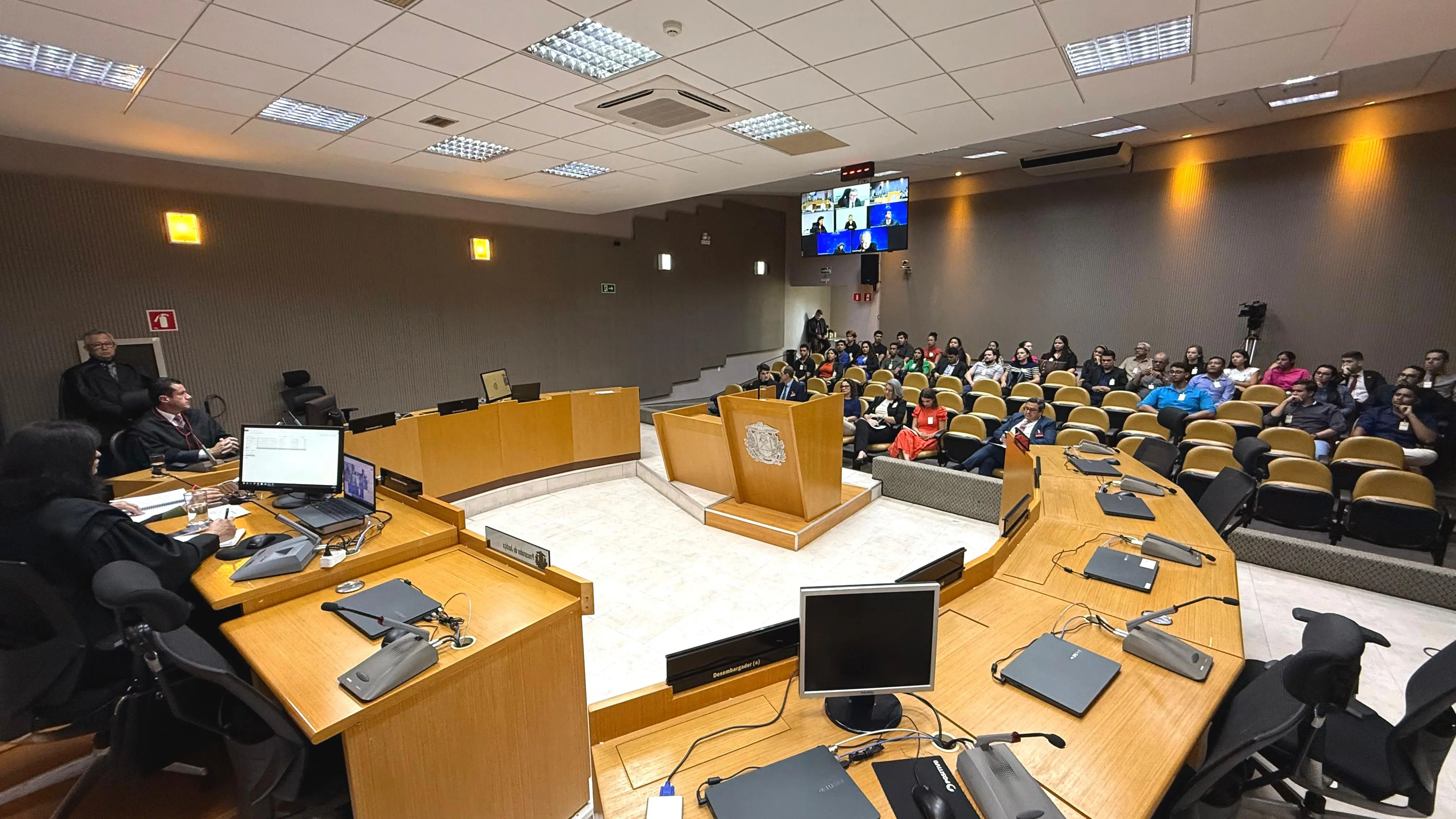 Estudantes da Unifacc assistem, da plateia, a sessão da Primeira Câmara de Direito Público e Coletivo do TJMT.