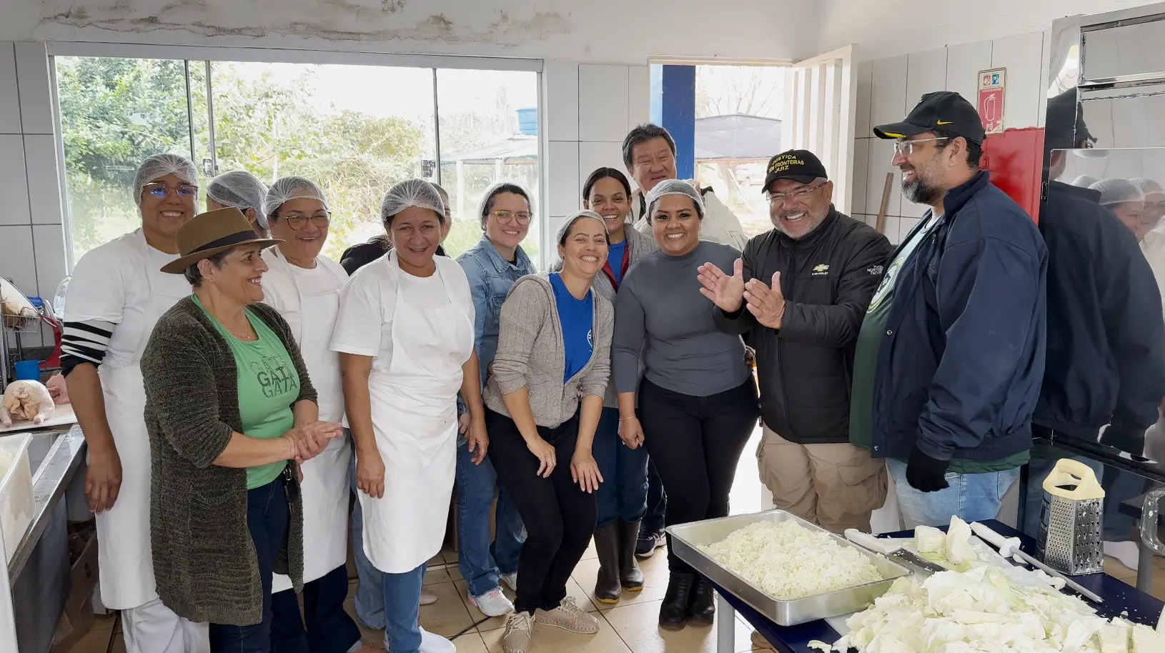 Foto da equipe da Escola 12 de Outubro com o juiz José Antônio Bezerra Filho na cozinha da escola.