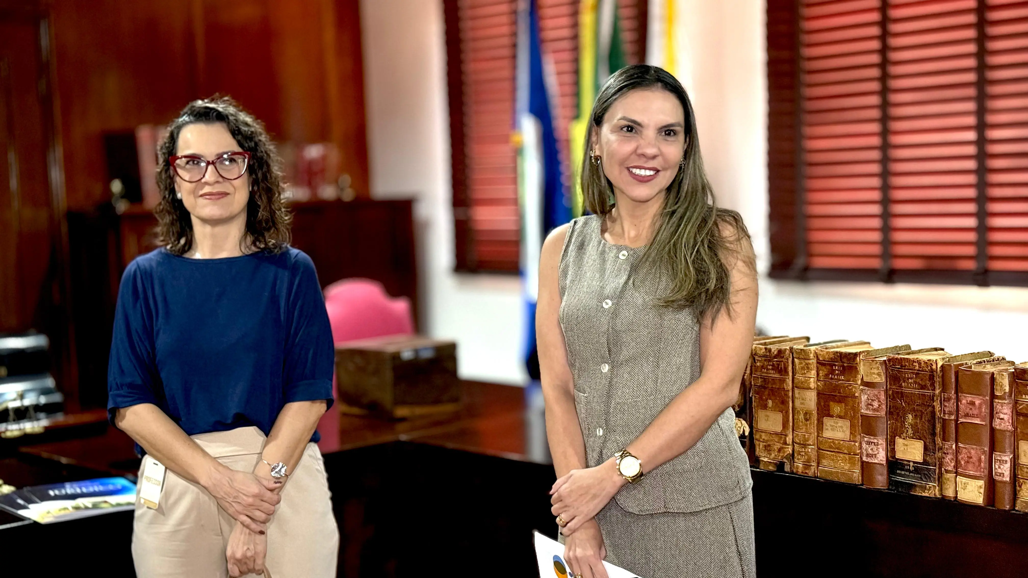 Juíza Henriqueta Chaves e professora de Direito aparecem em pé, no Espaço Memória do Tribunal de Justiça.