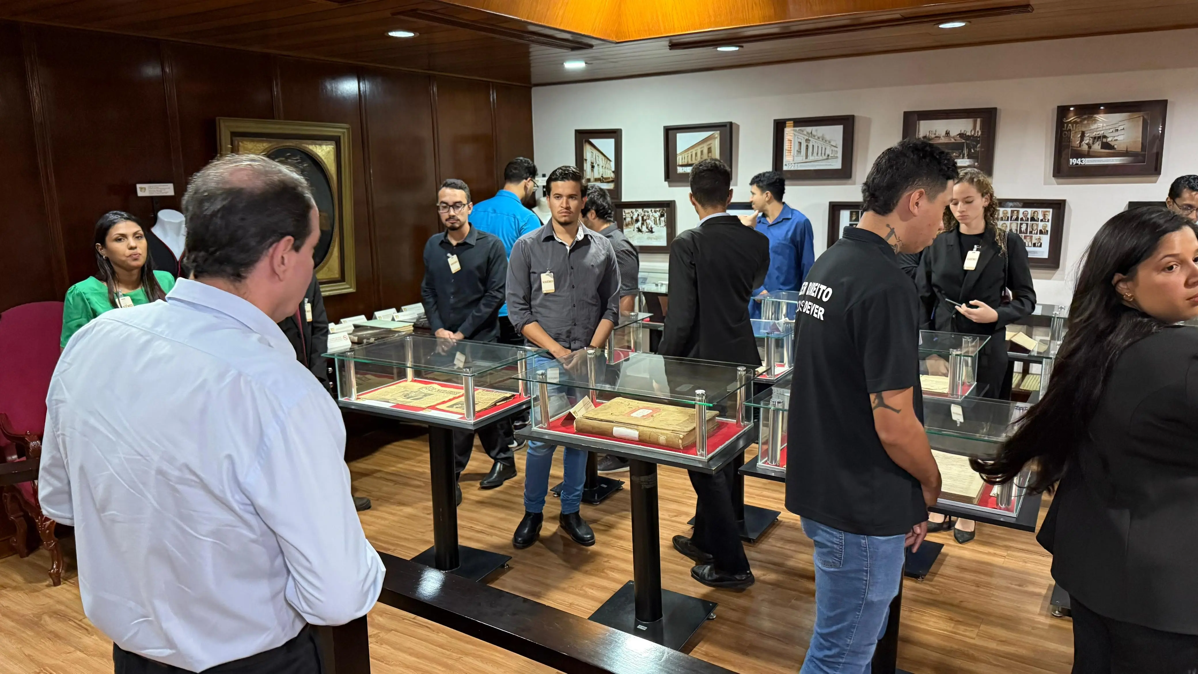 Estudantes de Direito observam o acervo de processos históricos exposto no Espaço Memória do Tribunal de Justiça.