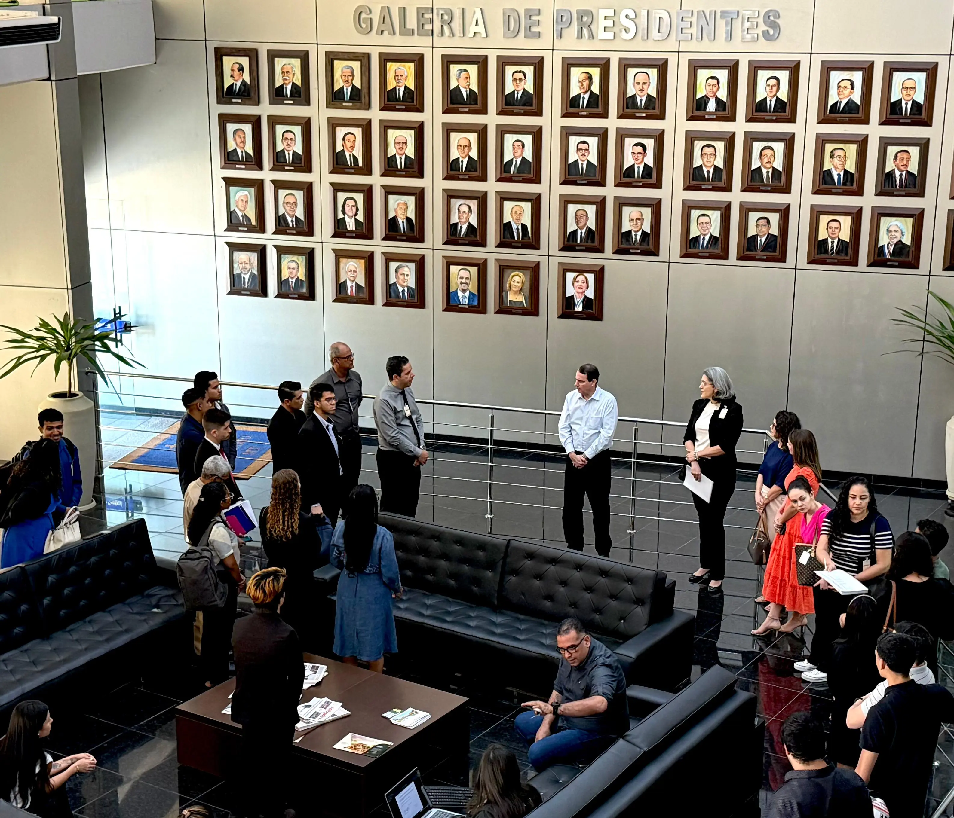 Estudantes participam de visita guiada no hall de entrada do TMT, onde fica a galeria de presidentes.
