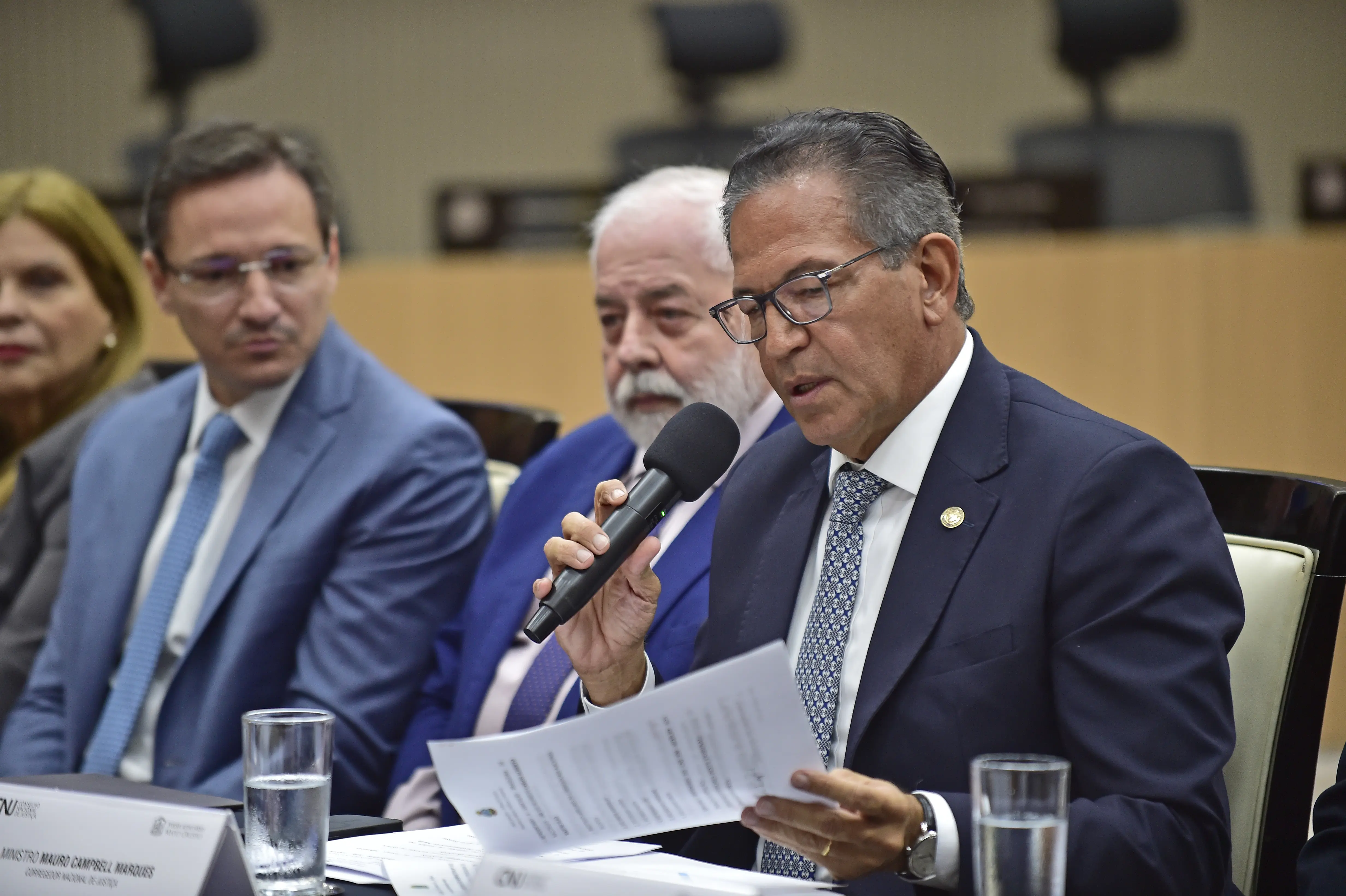 Foto que mostra parte da mesa de honra na abertura da inspeção do CNJ. Aparecem, da esquerda para a direita: a desembargadora Nilza Maria Pôssas de Carvalho; o conselheiro do CNJ, Ulisses Rabaneda; o presidente do TJMT, José Zuquim Nogueira, e o ministro corregedor, Mauro Campbell.