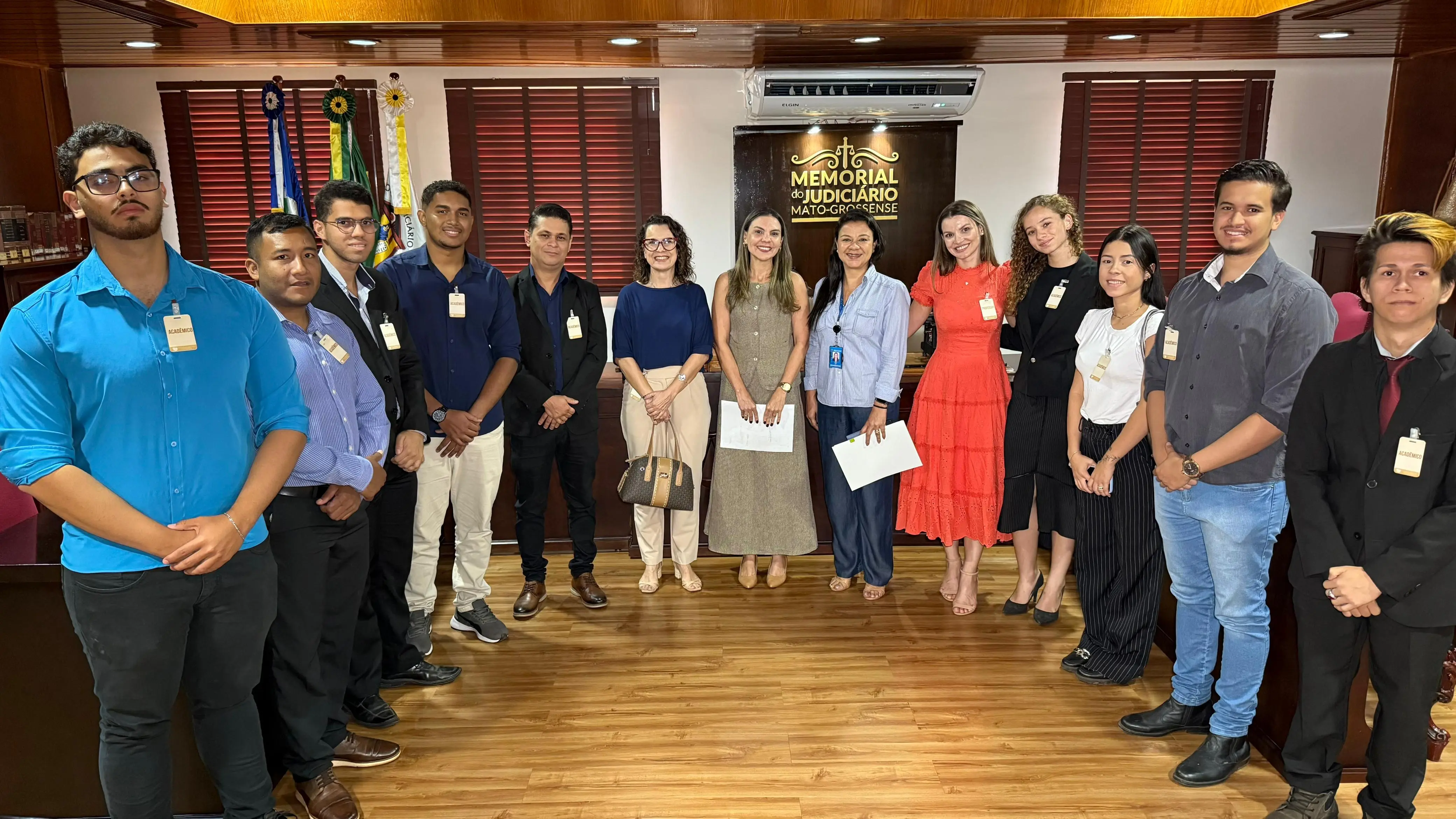 Juíza Henriqueta Chaves, professores e alunos da Unifacc posam sorrindo para a foto, no Memorial do Judiciário.