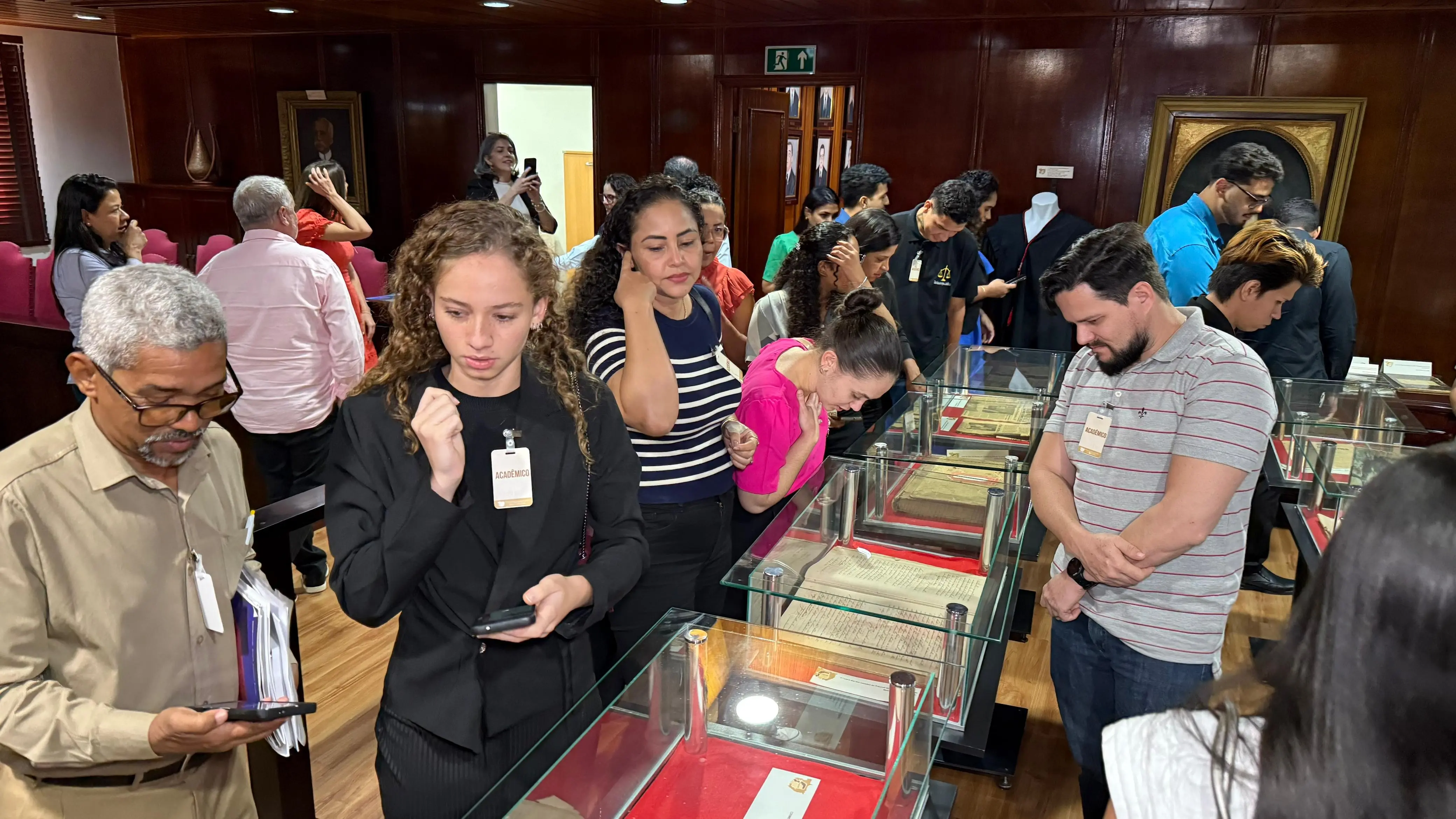 Dezenas de estudantes observam o acervo de processos históricos exposto no Espaço Memória do Tribunal de Justiça.