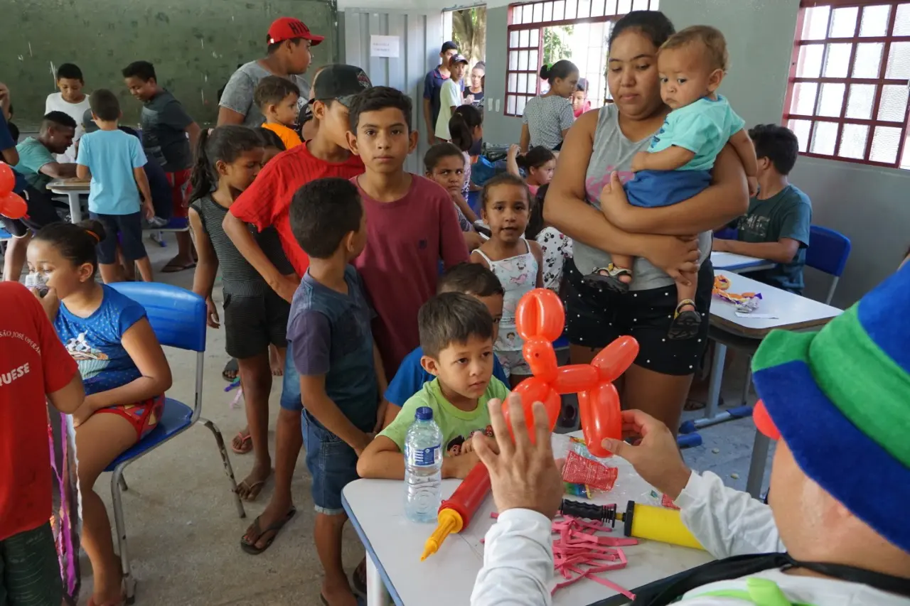 Crianças ribeirinhas têm atividades educativas e de recreação